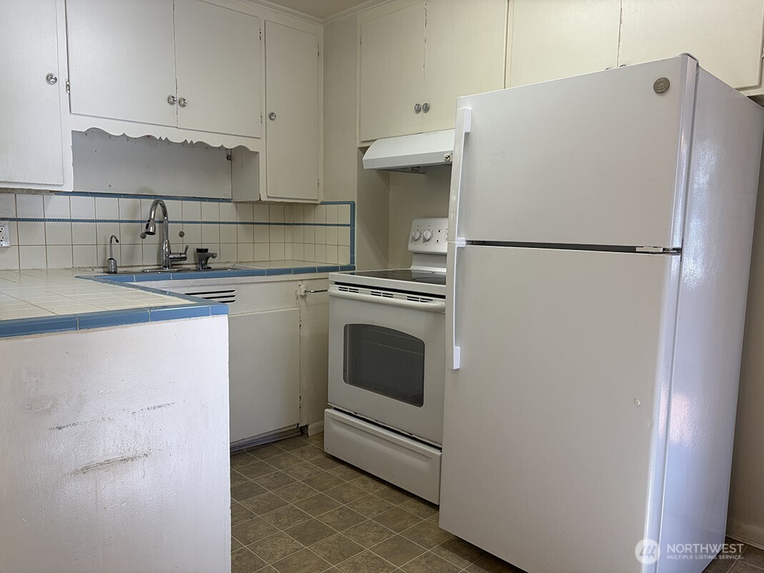11225 Woodley Avenue Property Photo 3