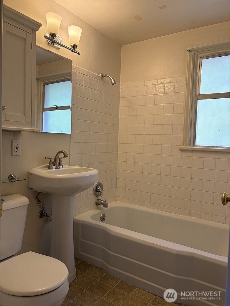 11225 Woodley Avenue Property Photo 4
