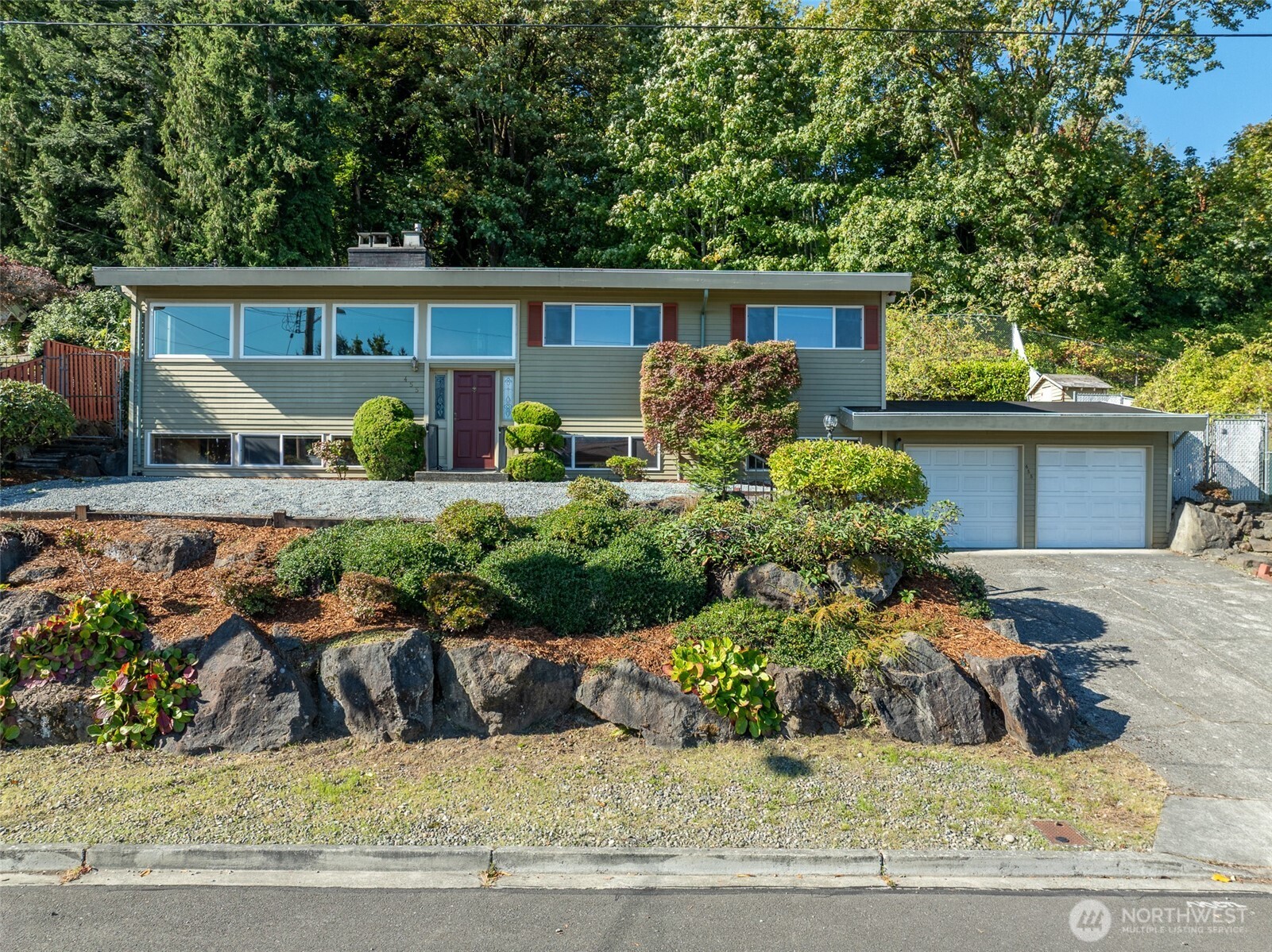 455 Seneca Avenue Property Photo 2