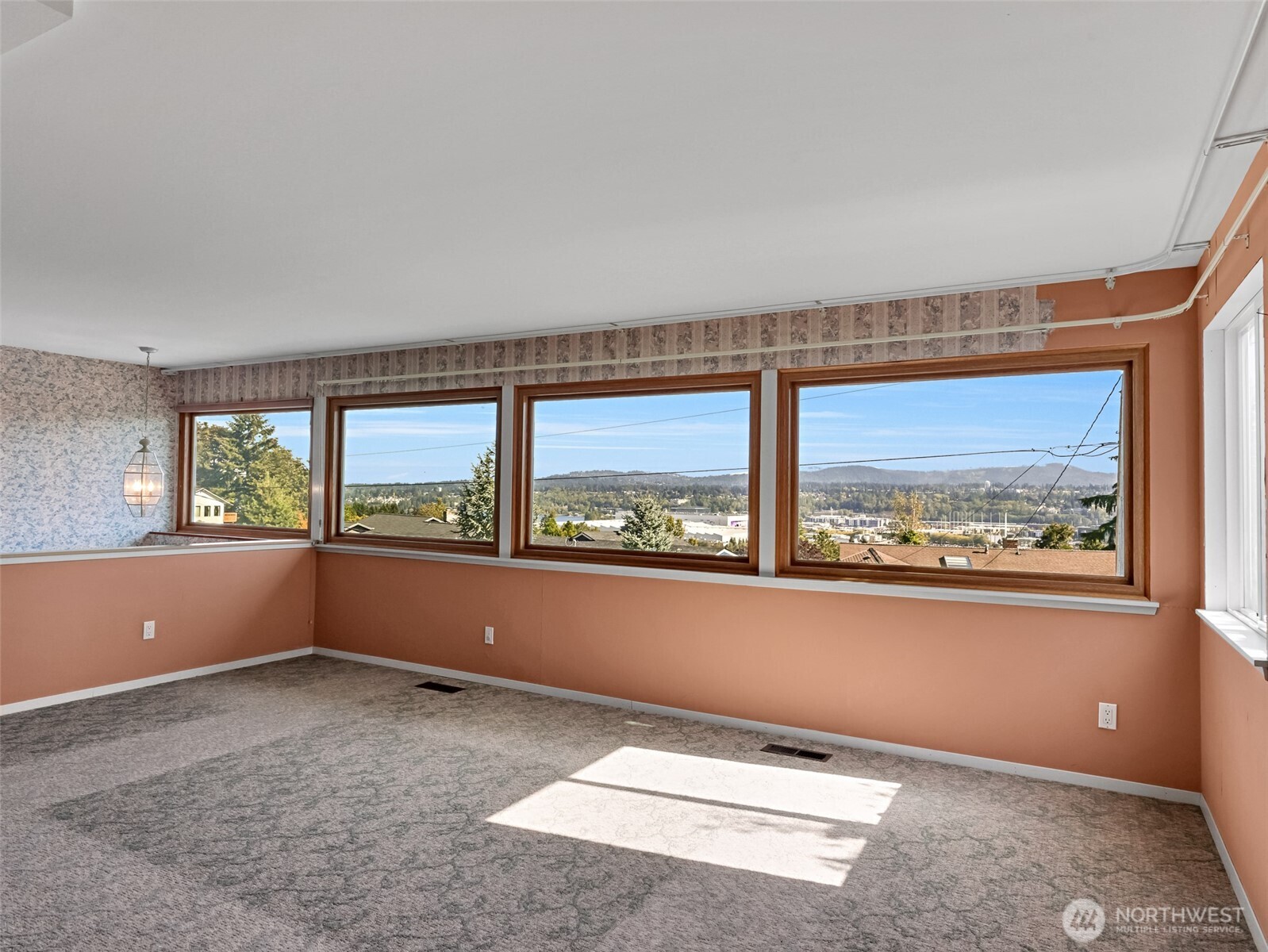 455 Seneca Avenue Property Photo 4
