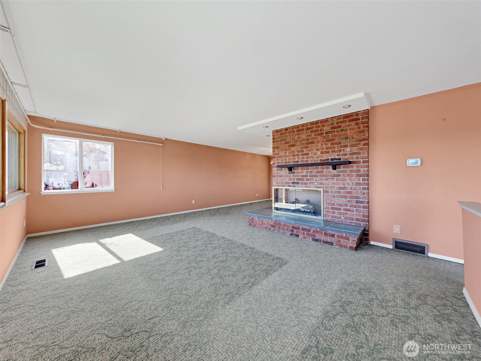 455 Seneca Avenue Property Photo 5