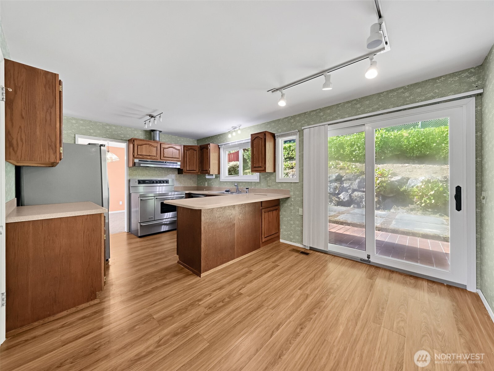 455 Seneca Avenue Property Photo 8