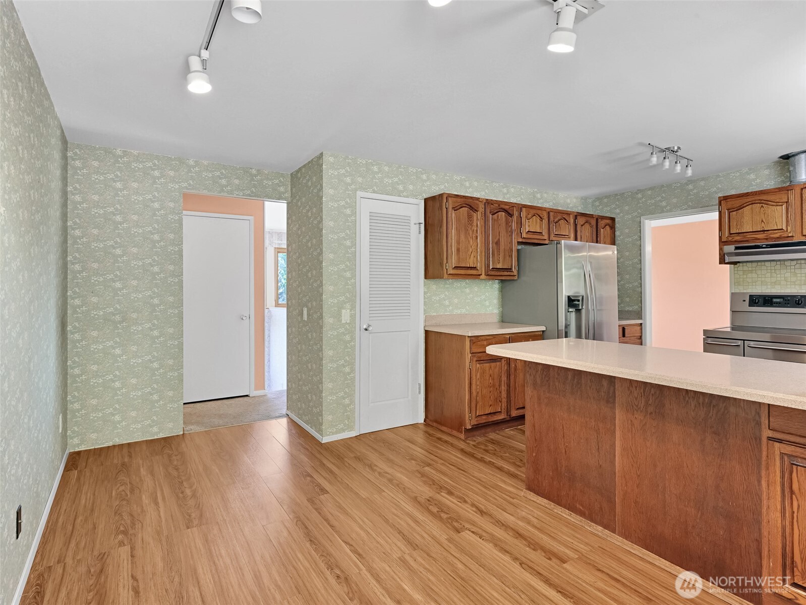 455 Seneca Avenue Property Photo 9