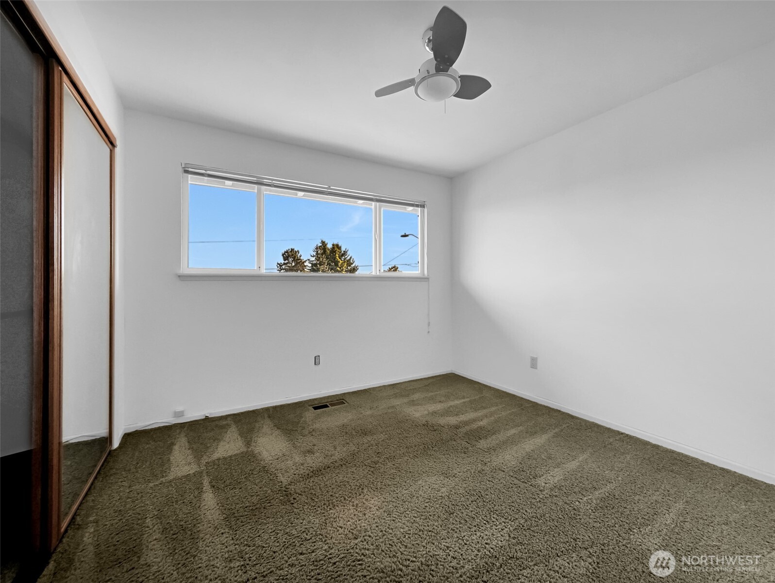 455 Seneca Avenue Property Photo 10