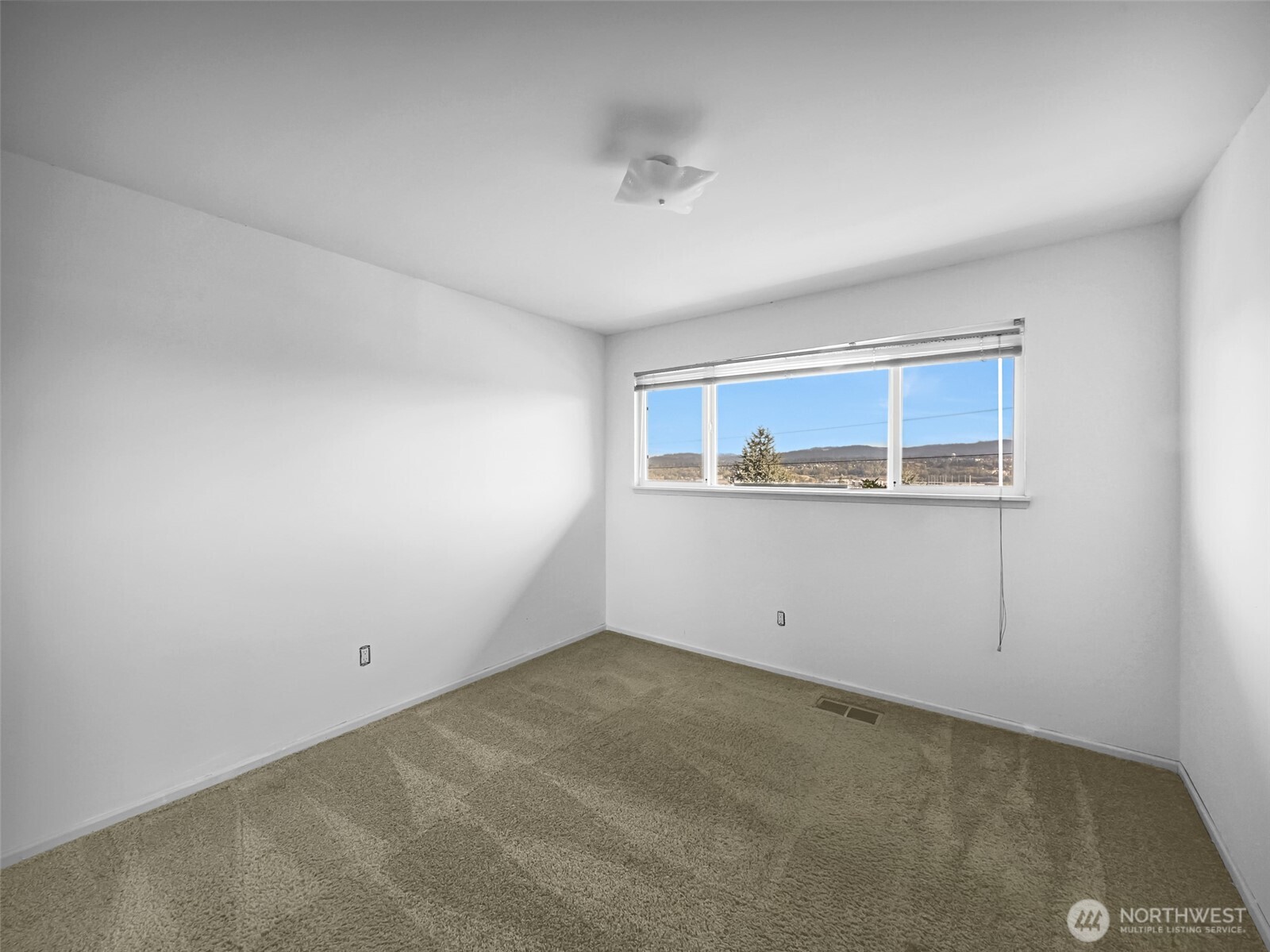 455 Seneca Avenue Property Photo 12