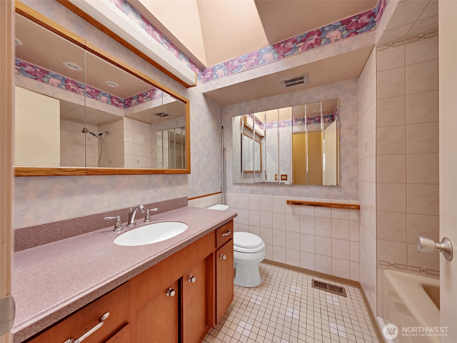 455 Seneca Avenue Property Photo 14