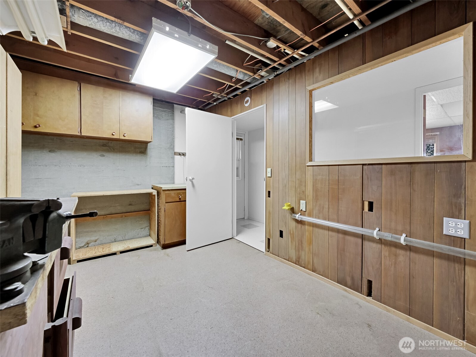 455 Seneca Avenue Property Photo 26