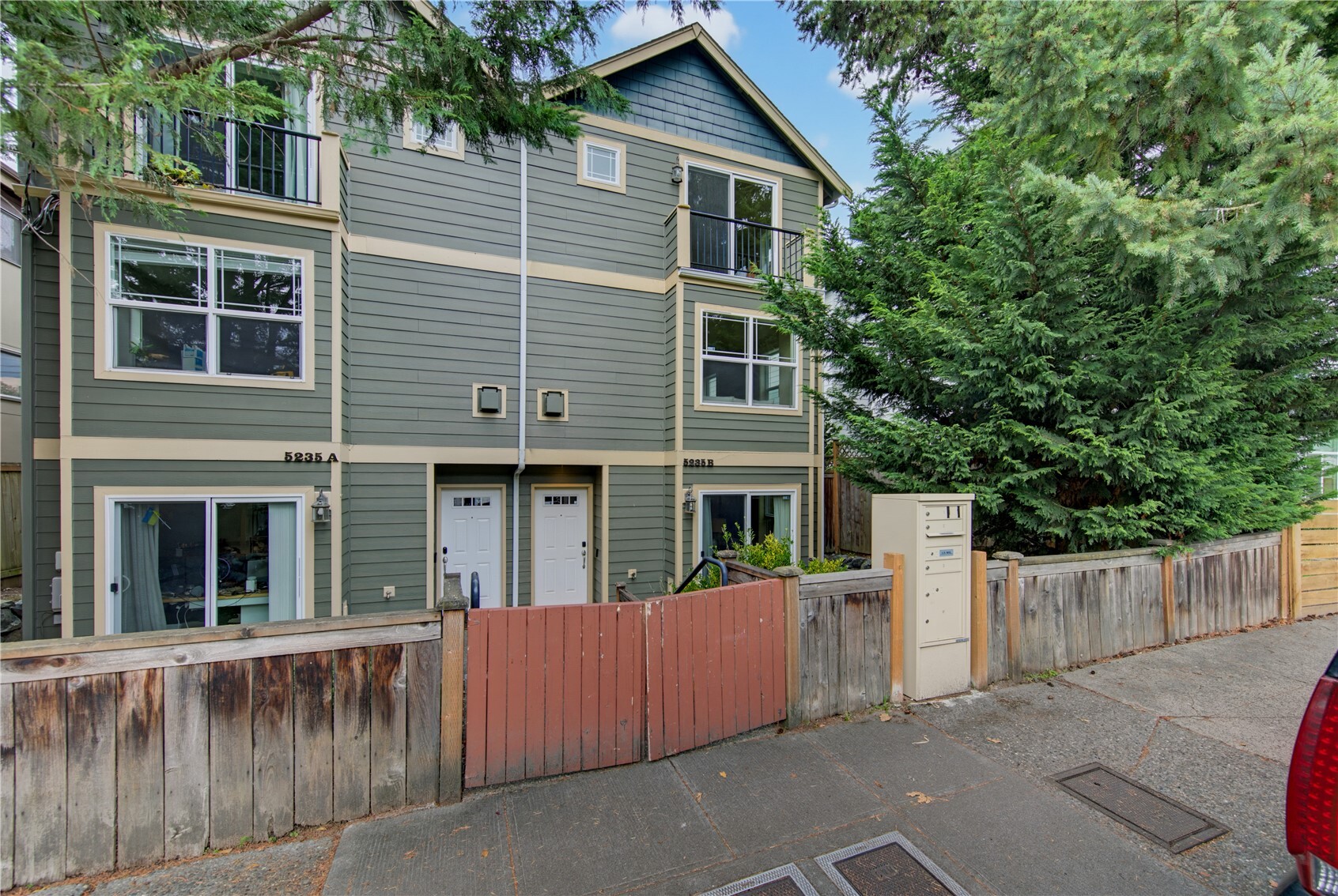 5235 11th Ave Ne B Property Photo 1