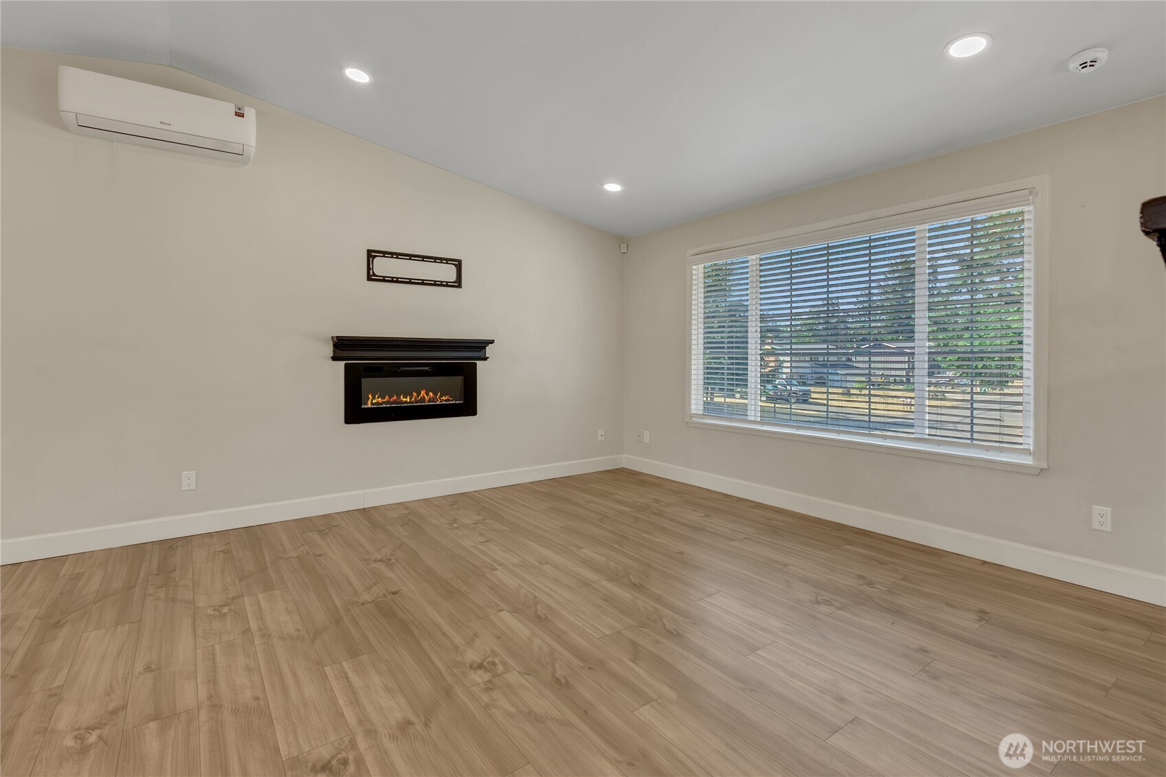 902 194th Street Property Photo 4