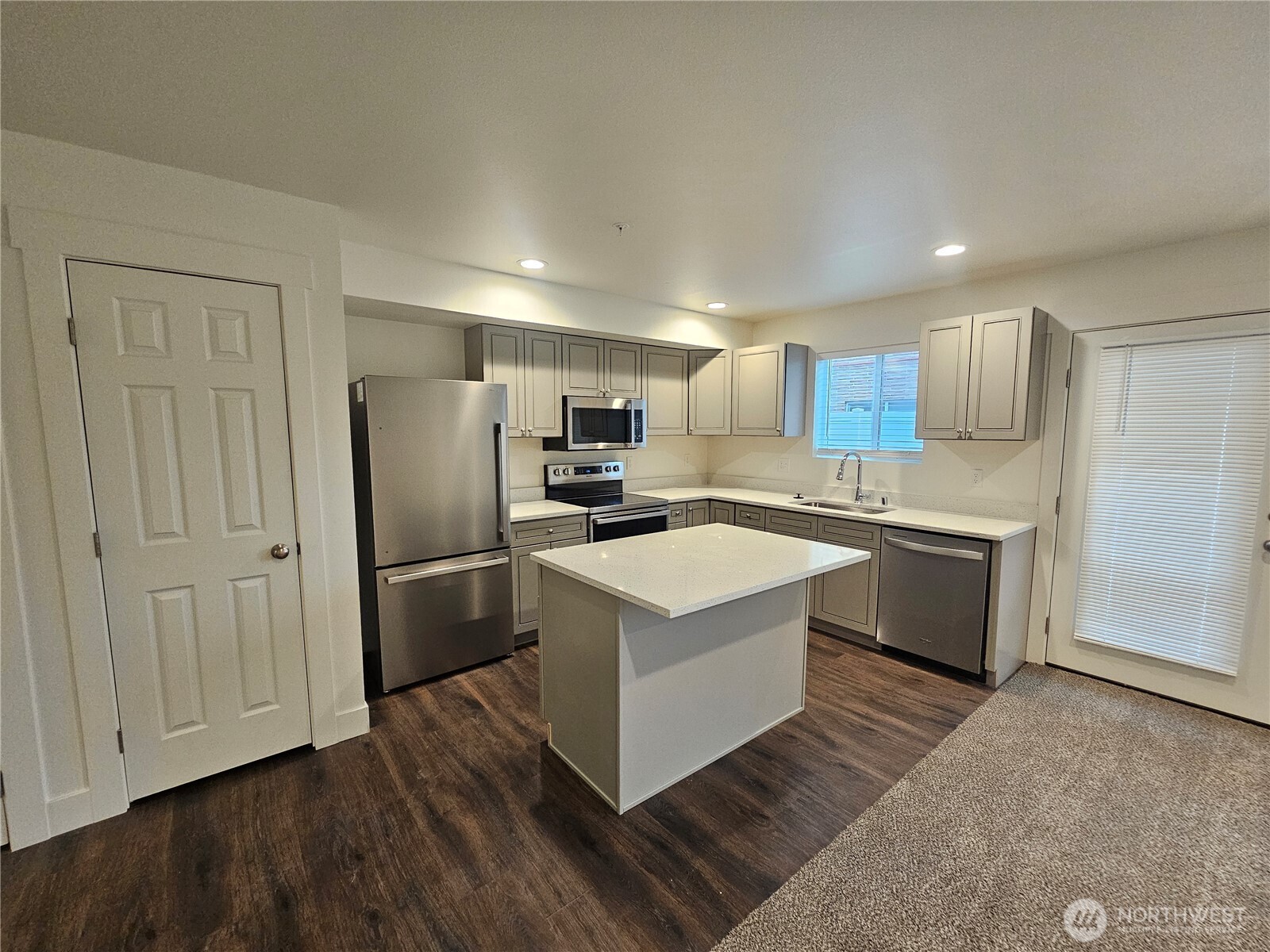 211 E 6th Avenue Property Photo 4
