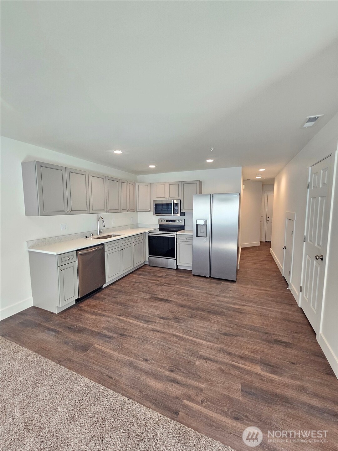 211 E 6th Avenue Property Photo 5