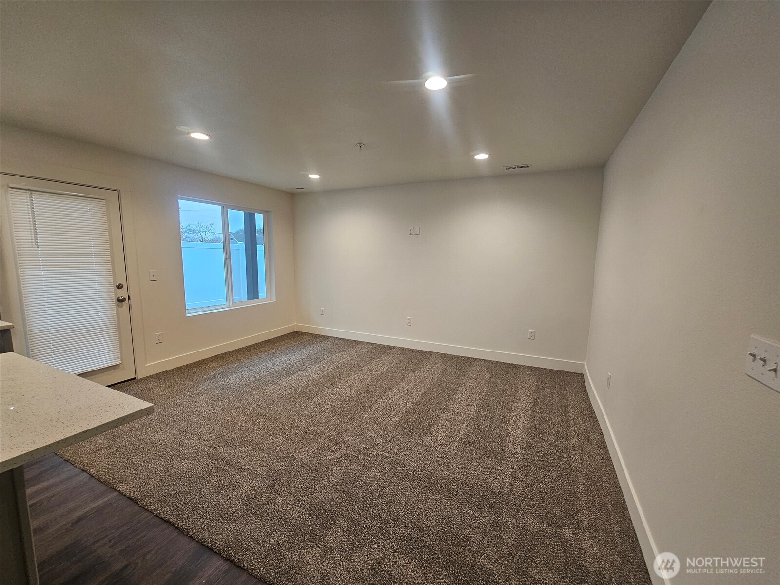 211 E 6th Avenue Property Photo 6