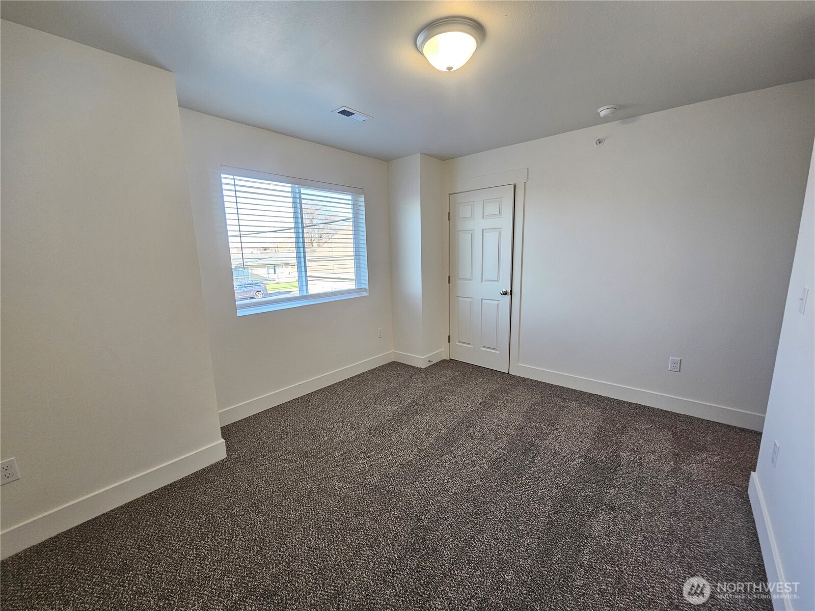 211 E 6th Avenue Property Photo 11