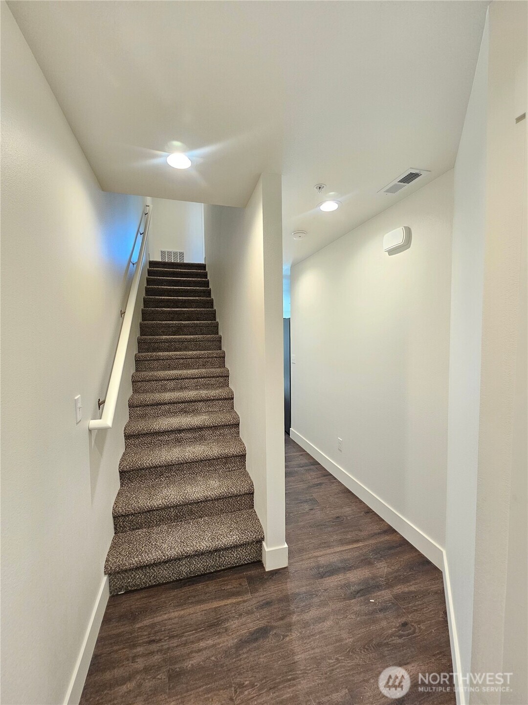 211 E 6th Avenue Property Photo 12