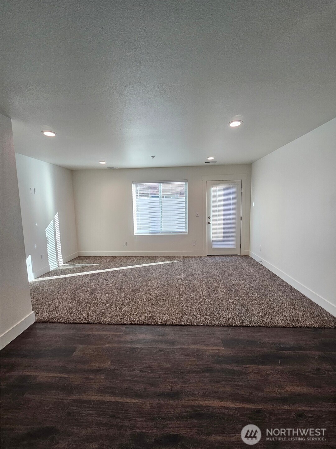 211 E 6th Avenue Property Photo 15