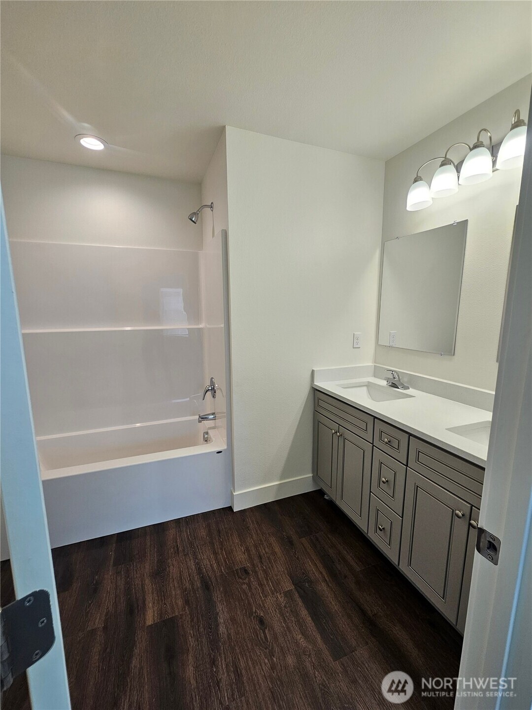 211 E 6th Avenue Property Photo 20