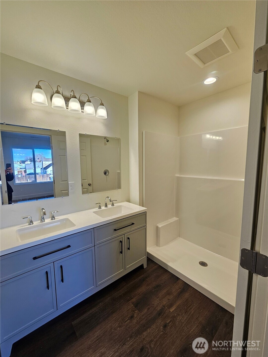 211 E 6th Avenue Property Photo 26