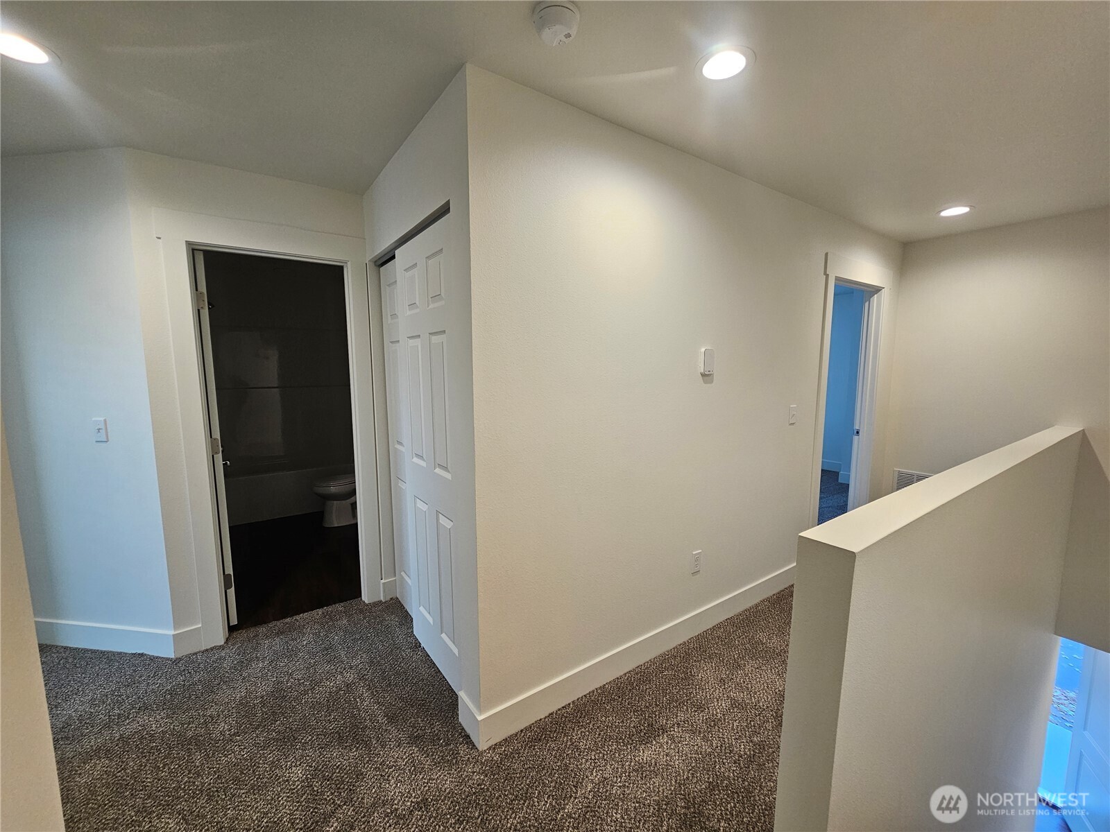 211 E 6th Avenue Property Photo 27