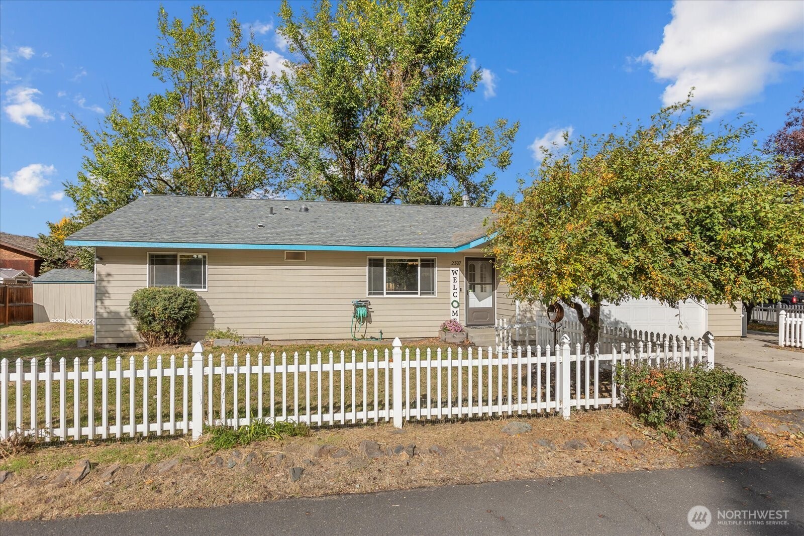 2307 N Ridgeview Lane Property Photo 1