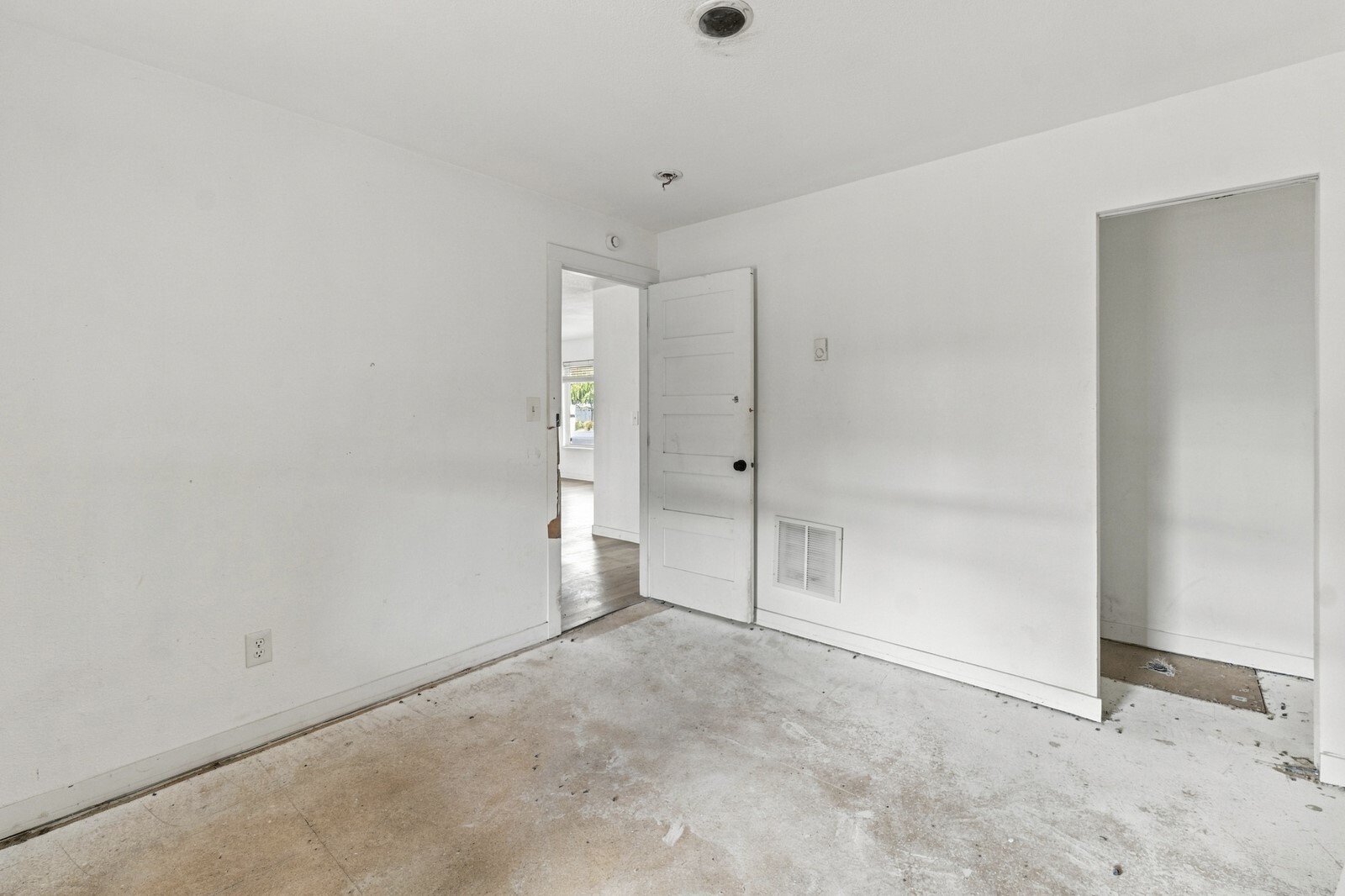 5712 15th St E Property Photo 13