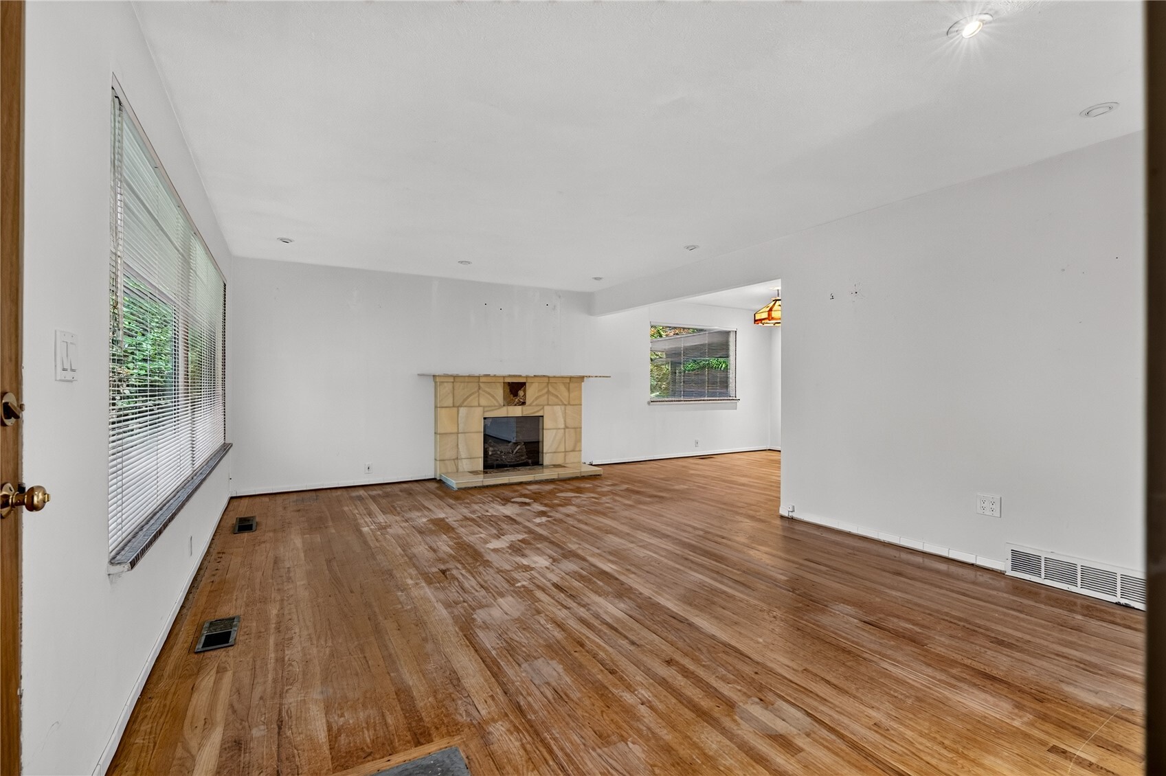 18456 40th Place Property Photo 4