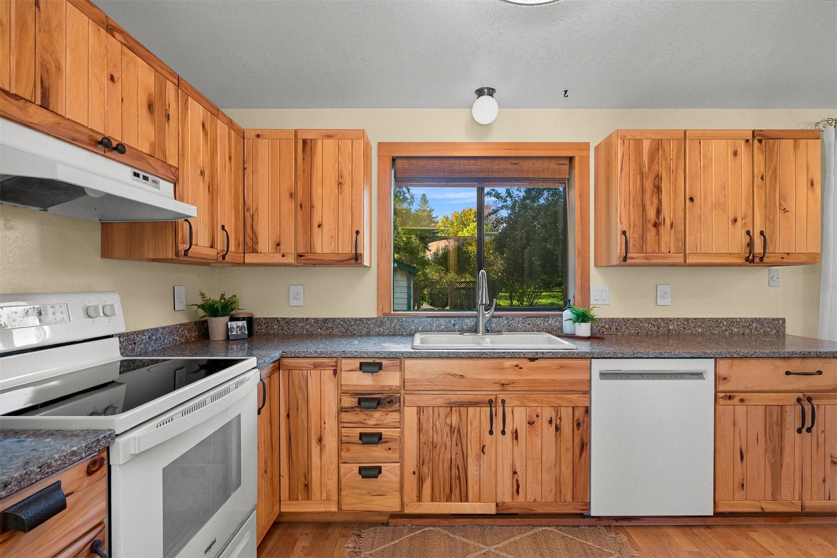 3231 Pinewood Avenue Property Photo 10