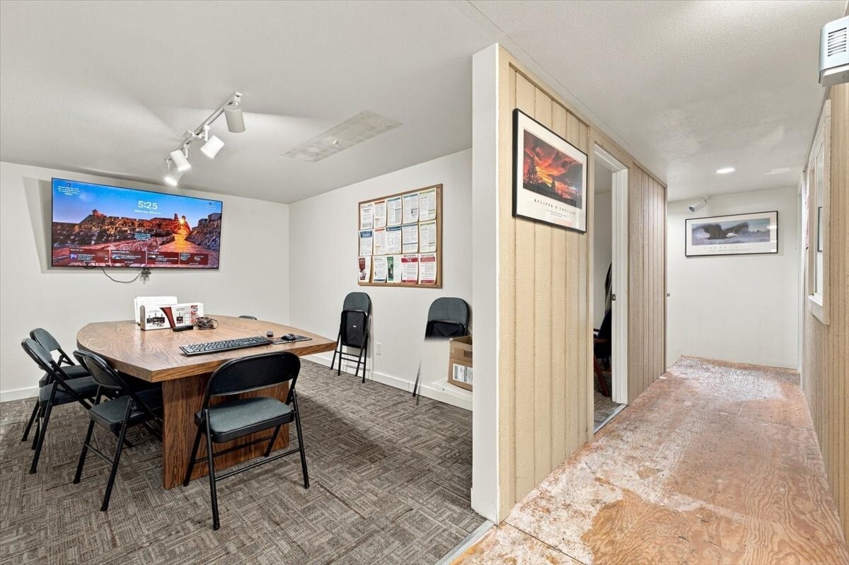 1058 E Woodin Avenue Property Photo 3