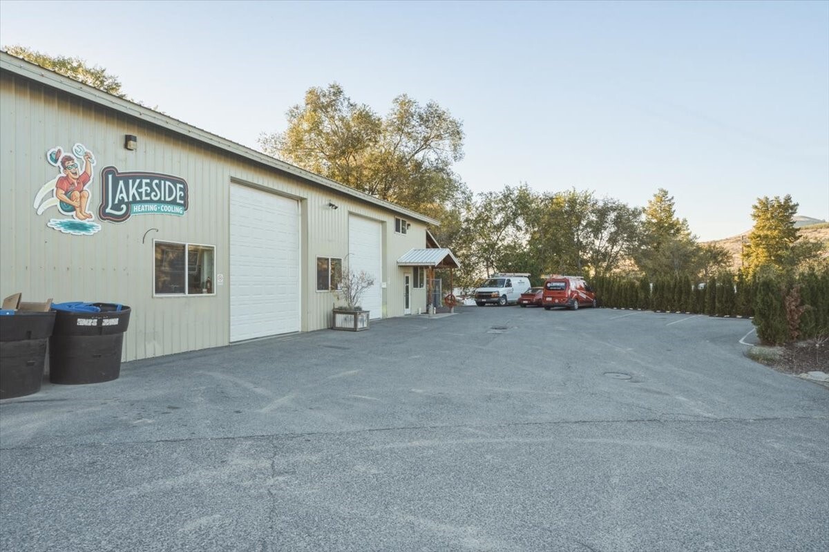 1058 E Woodin Avenue Property Photo 8