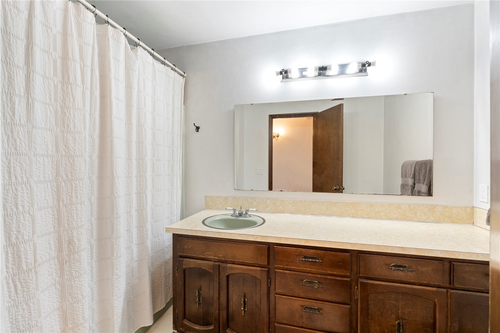 168 Chilvers Road E & F Property Photo 19