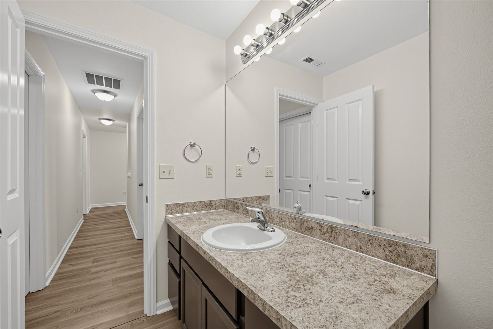 220 Ne Tronson Circle Property Photo 32