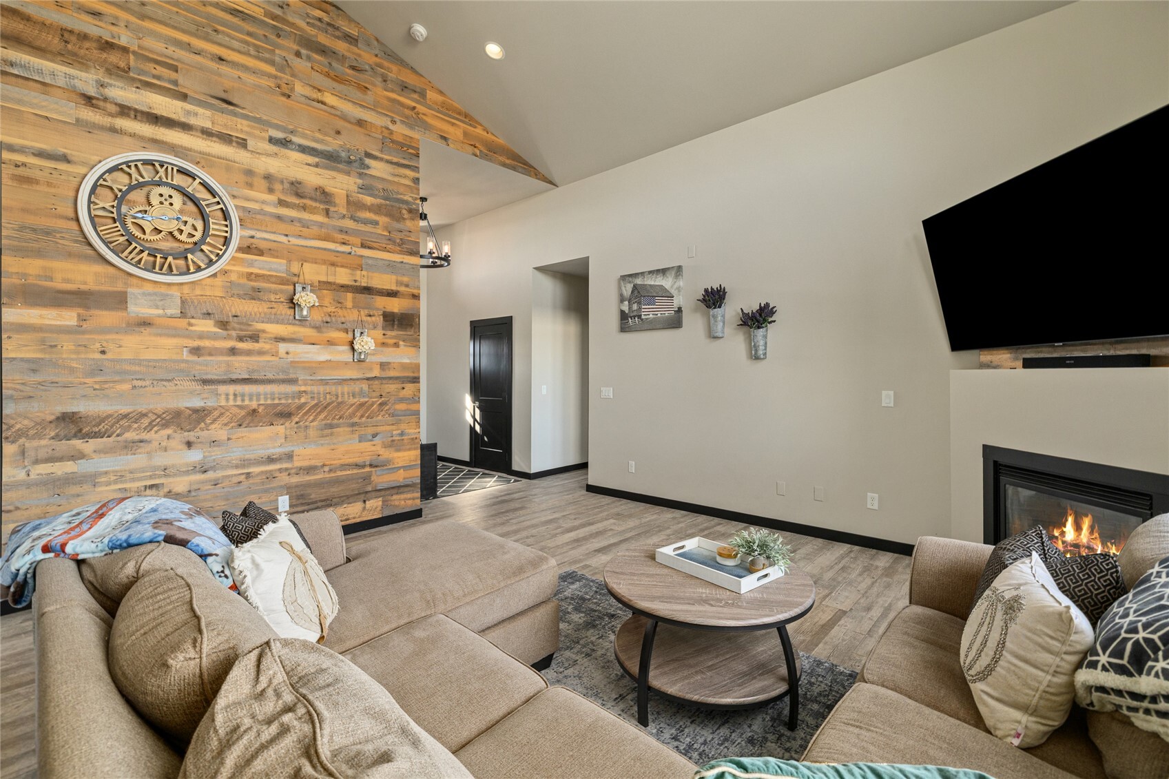 730 Saddlerock Drive Property Photo 3
