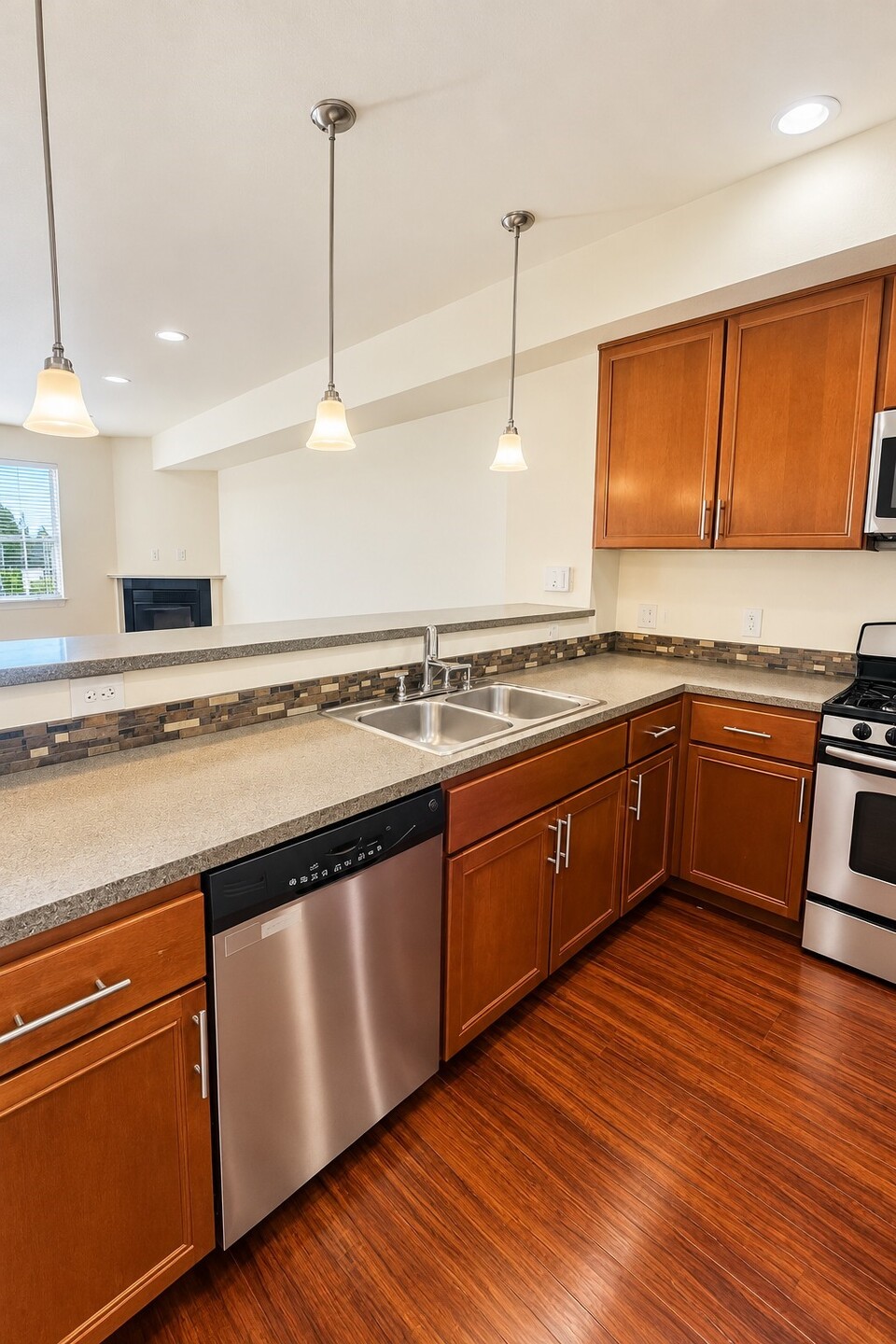 978 Edmonds Avenue F Property Photo 9