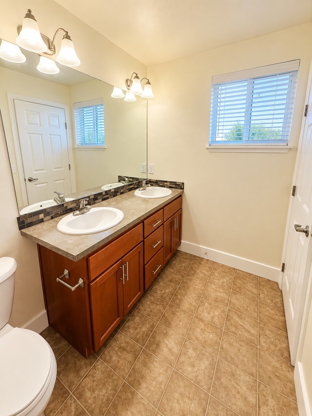 978 Edmonds Avenue F Property Photo 17