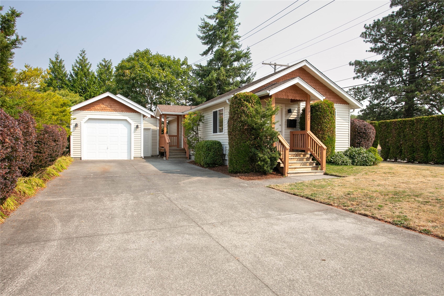 1227 E Indiana Street Property Photo 2