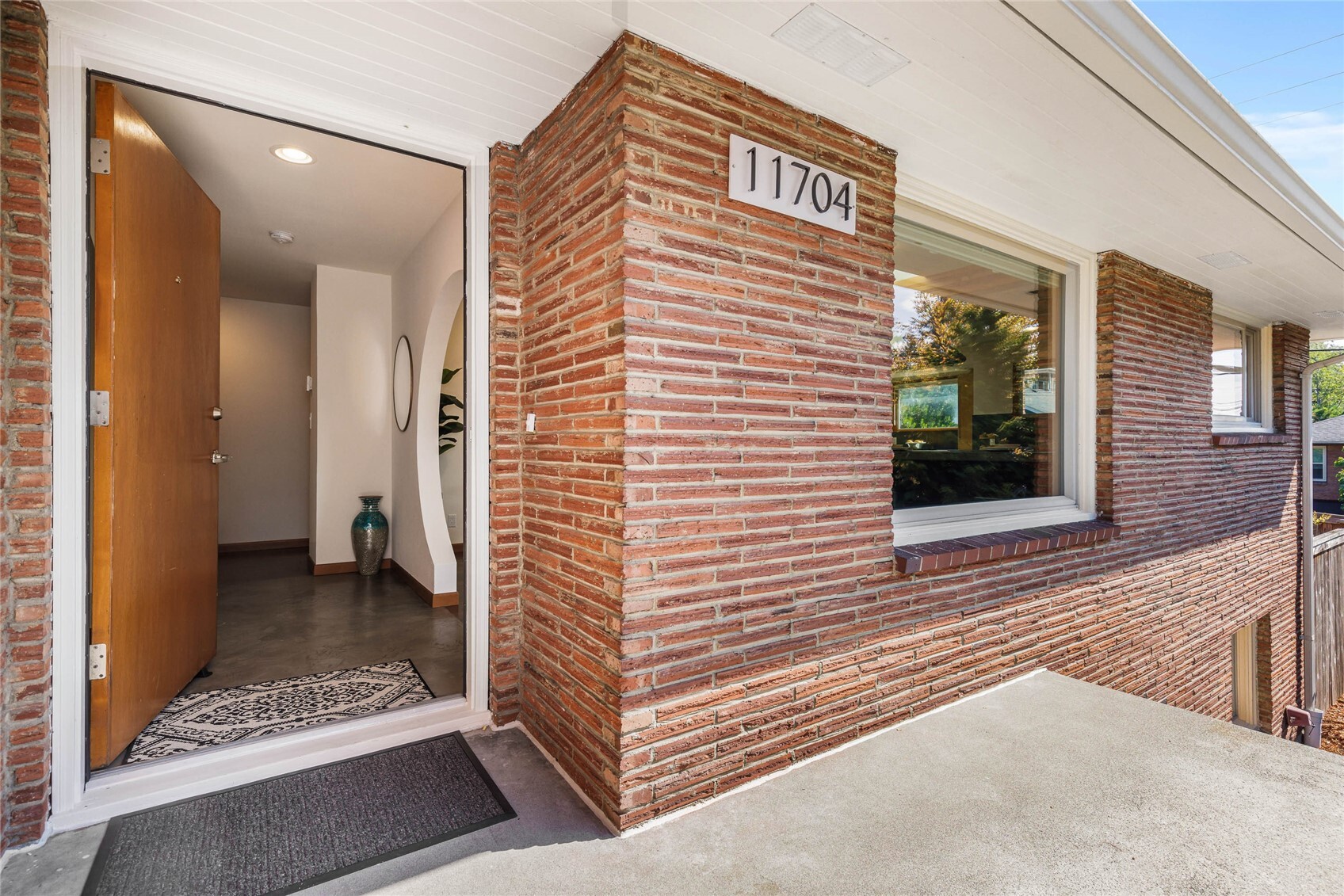 11704 Palatine Avenue Property Photo 4