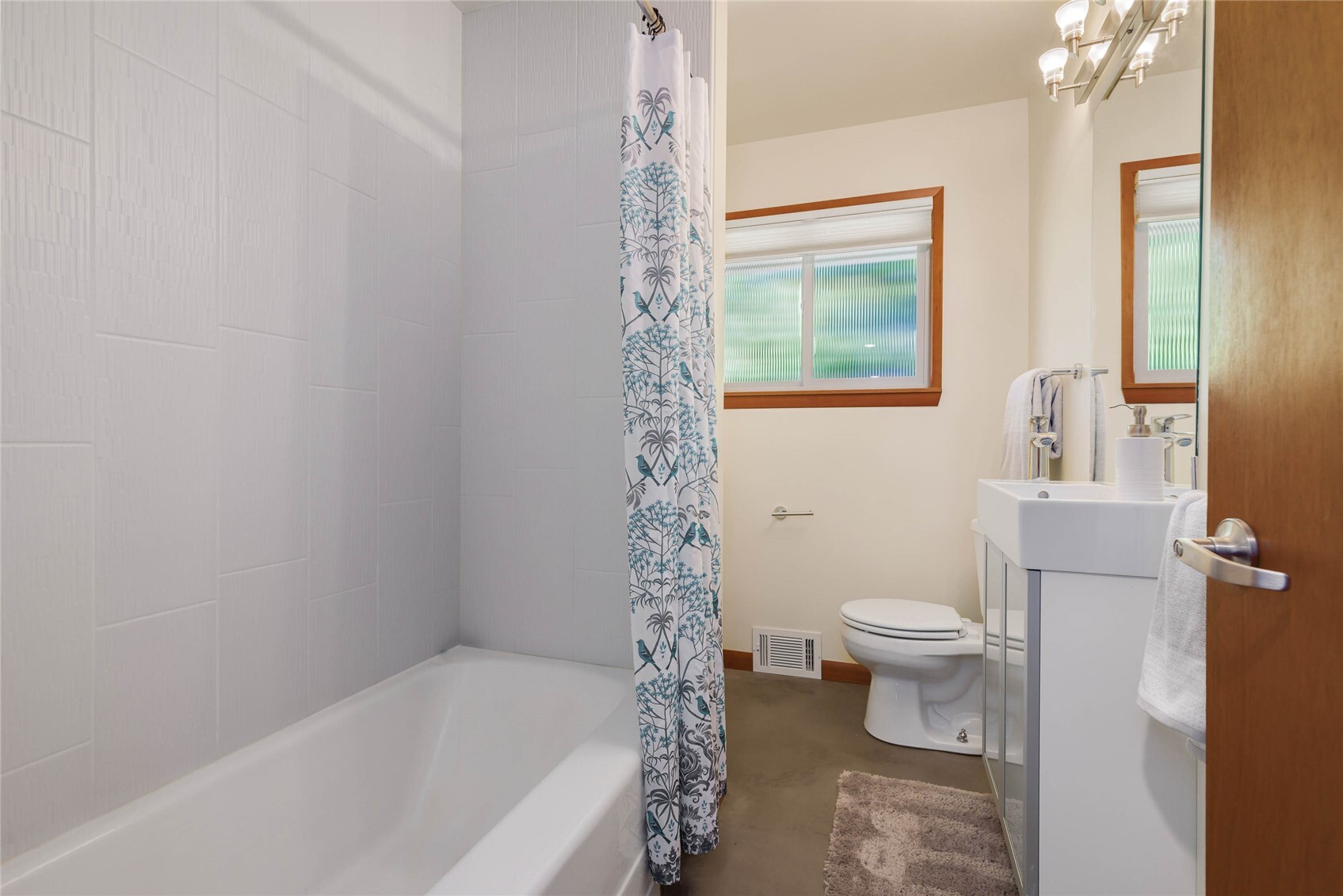 11704 Palatine Avenue Property Photo 23
