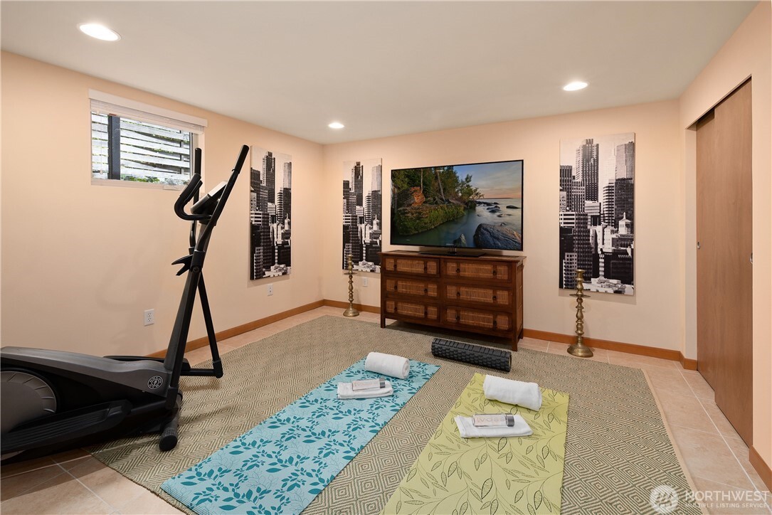 11704 Palatine Avenue Property Photo 32