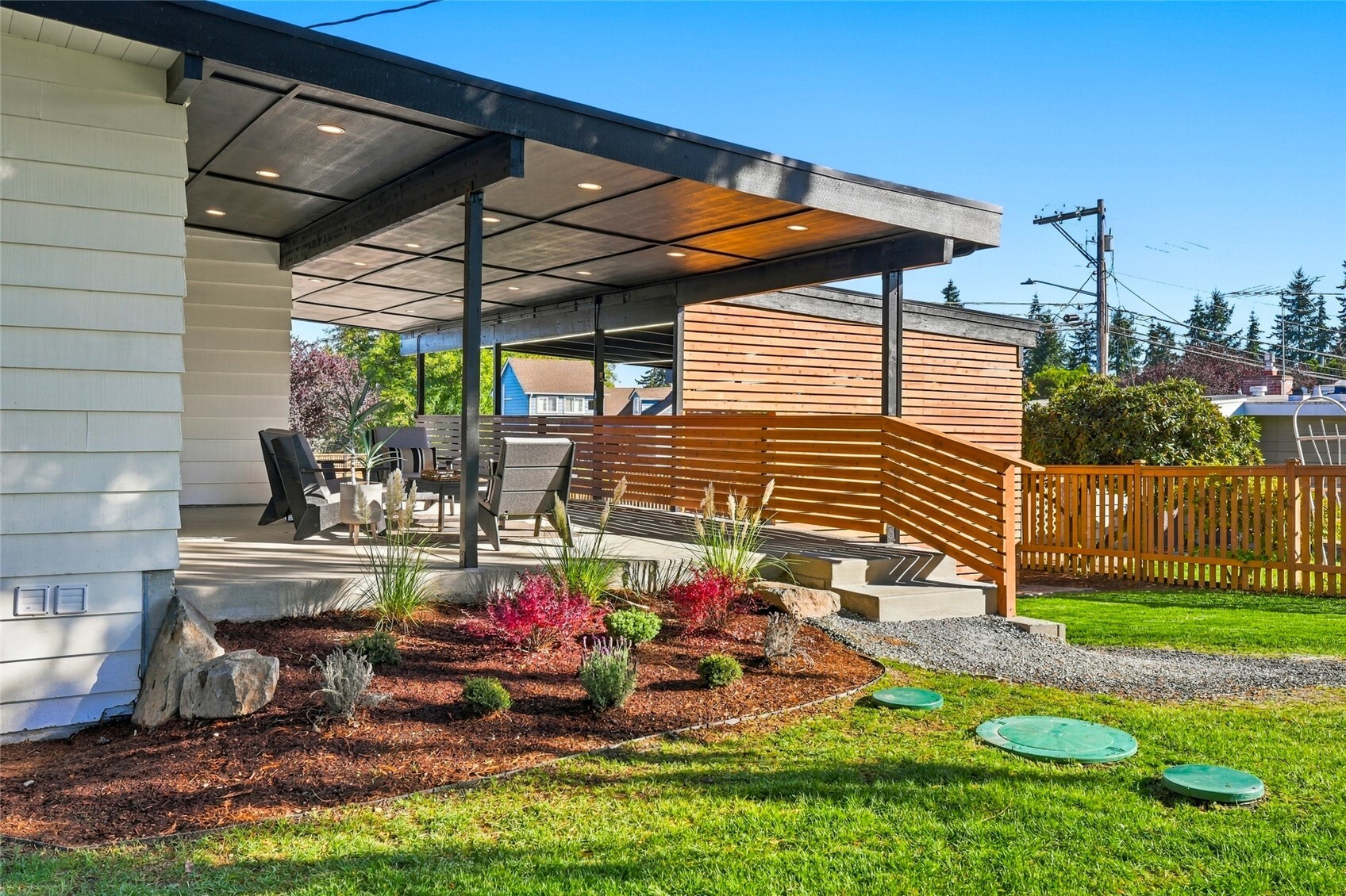 17028 Larch Way Property Photo 3