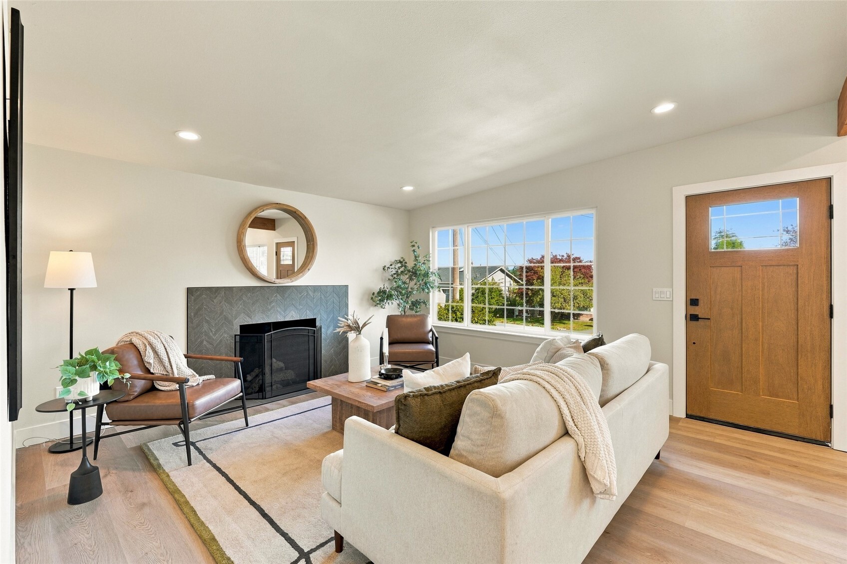 17028 Larch Way Property Photo 7