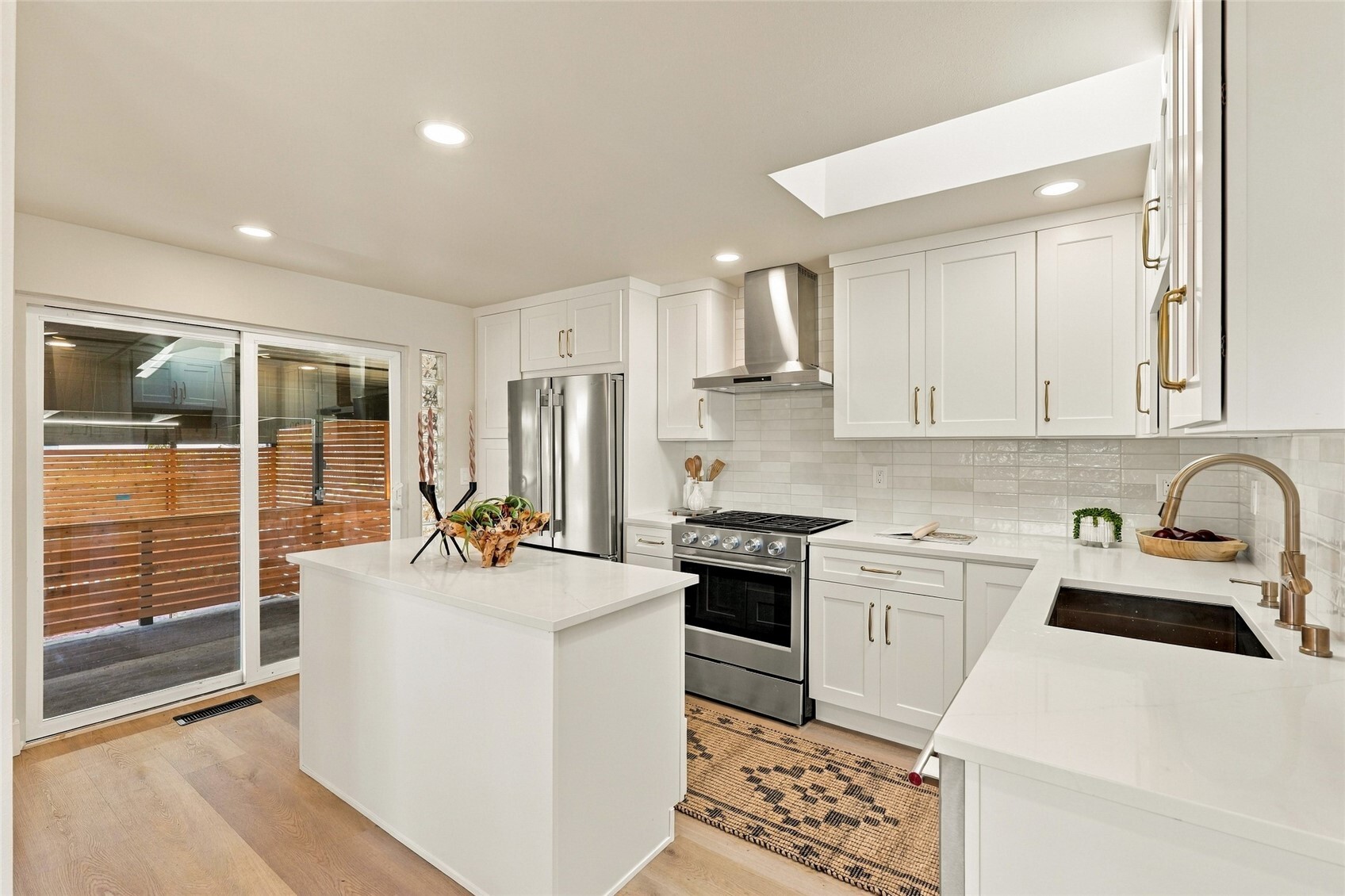 17028 Larch Way Property Photo 10