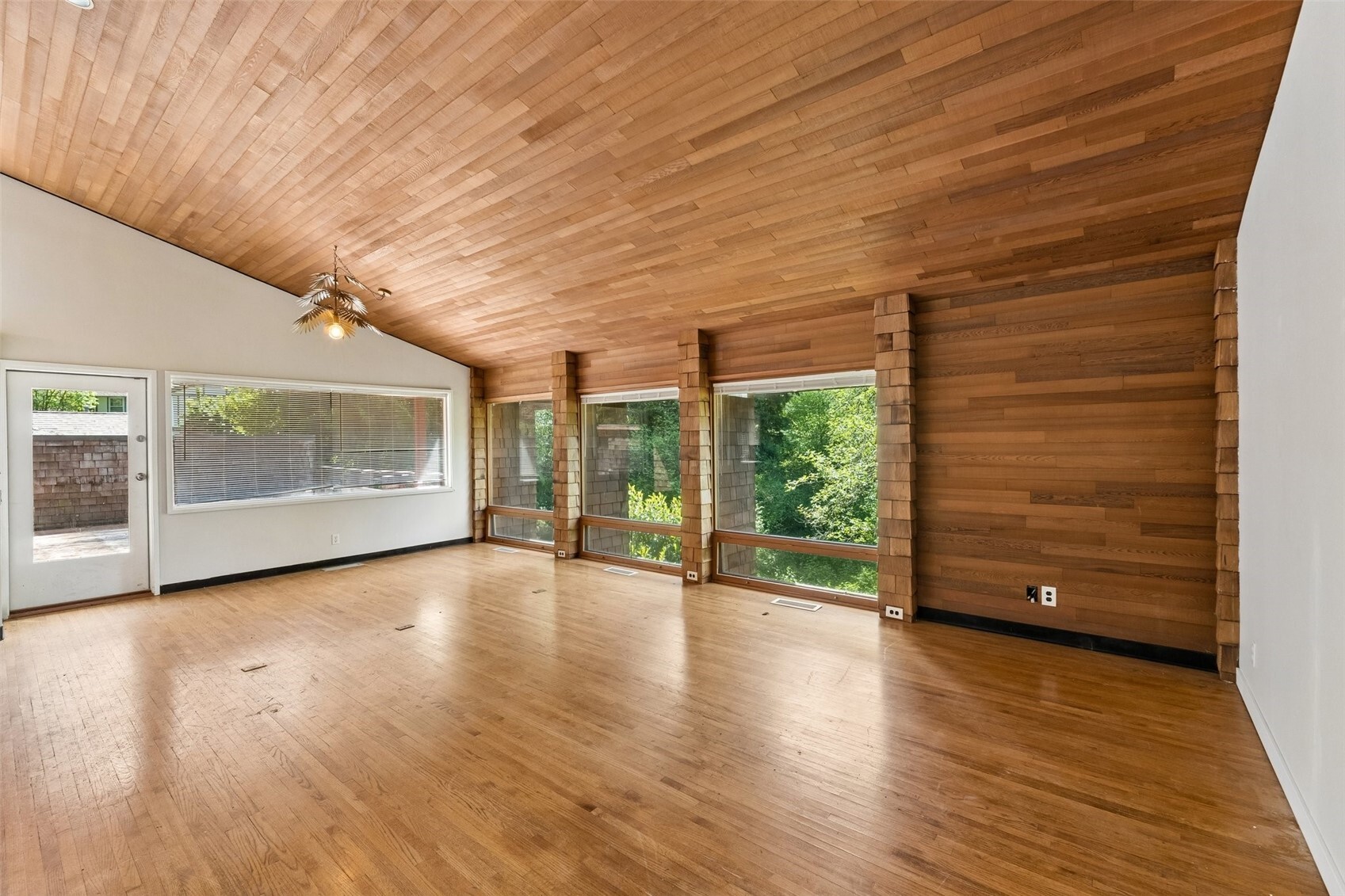 10702 Hill Terrace Property Photo 3