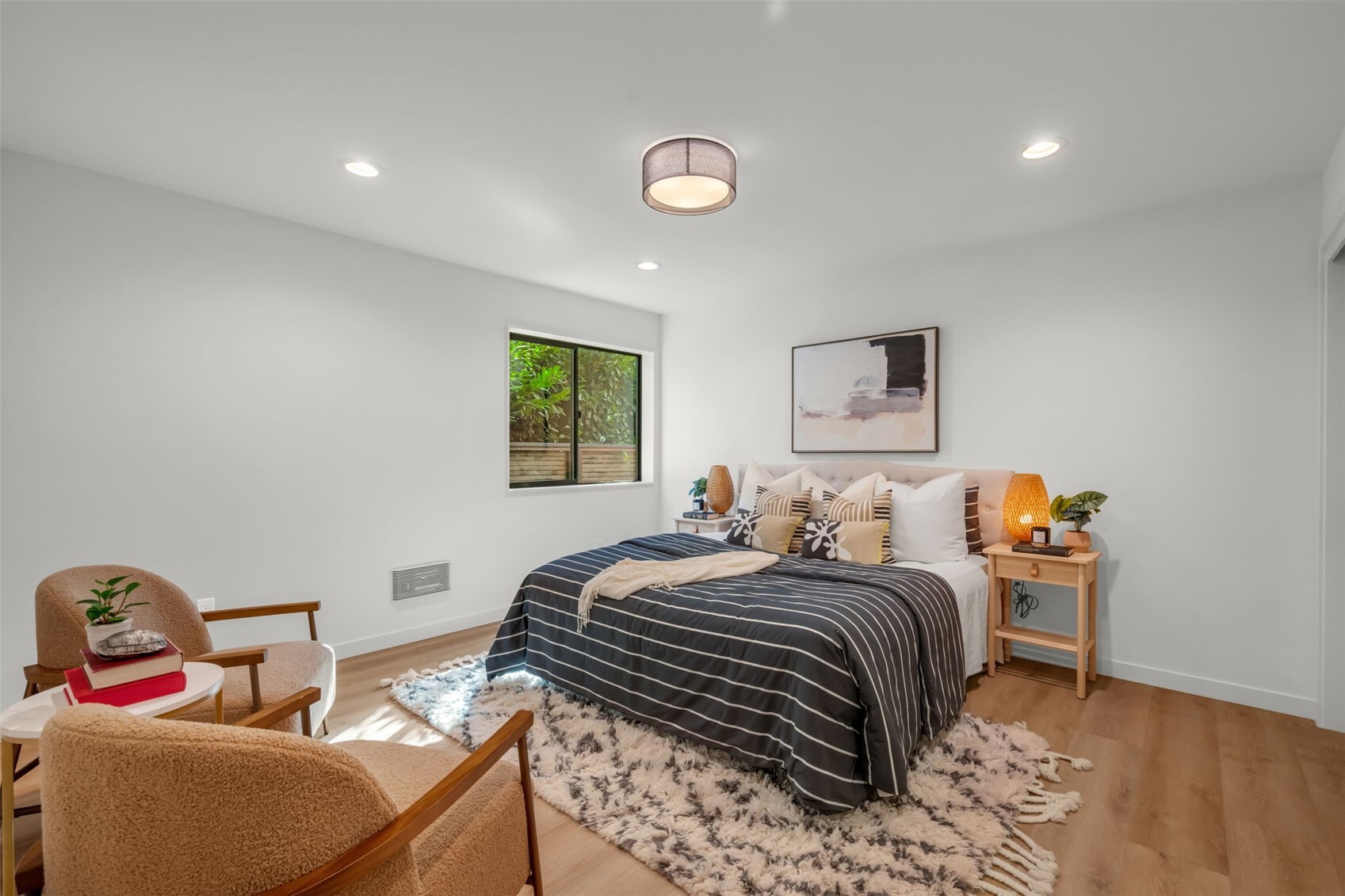 5201 S Holly Street Property Photo 8