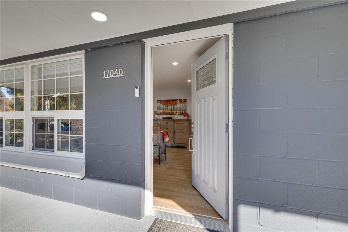 17040 3rd Avenue Property Photo 4