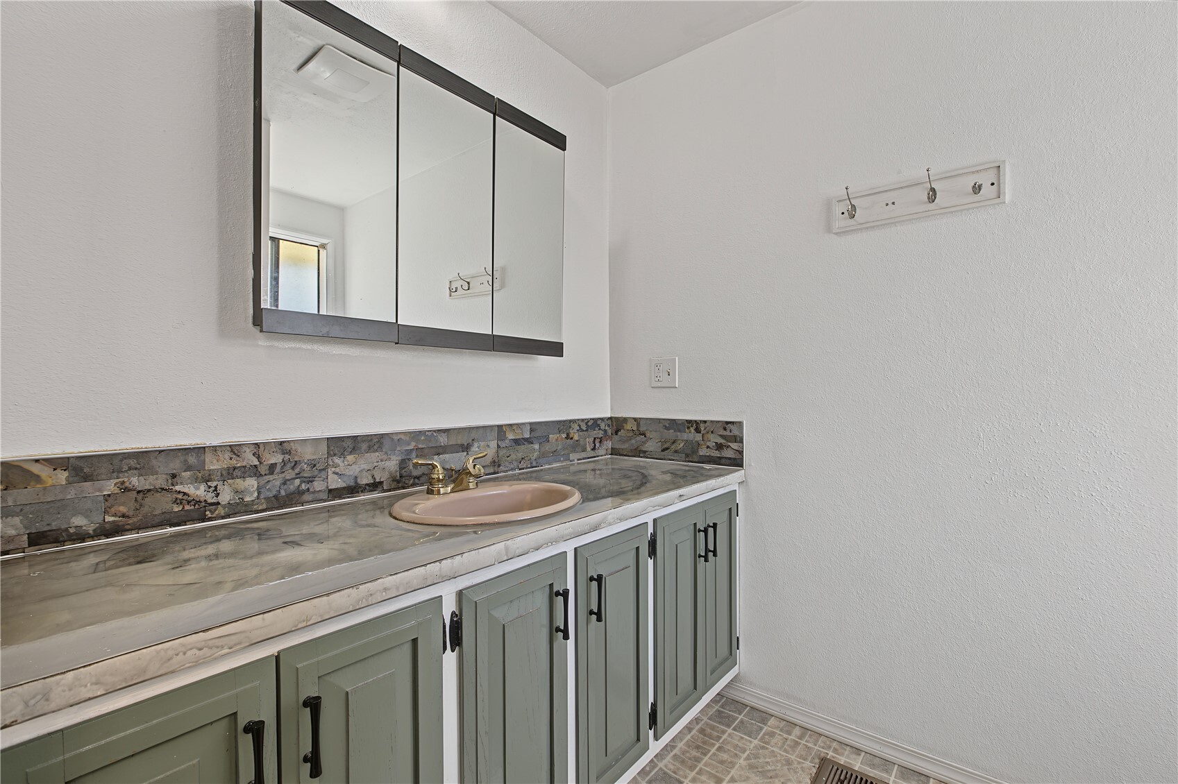 1601 Sunset Way Property Photo 29