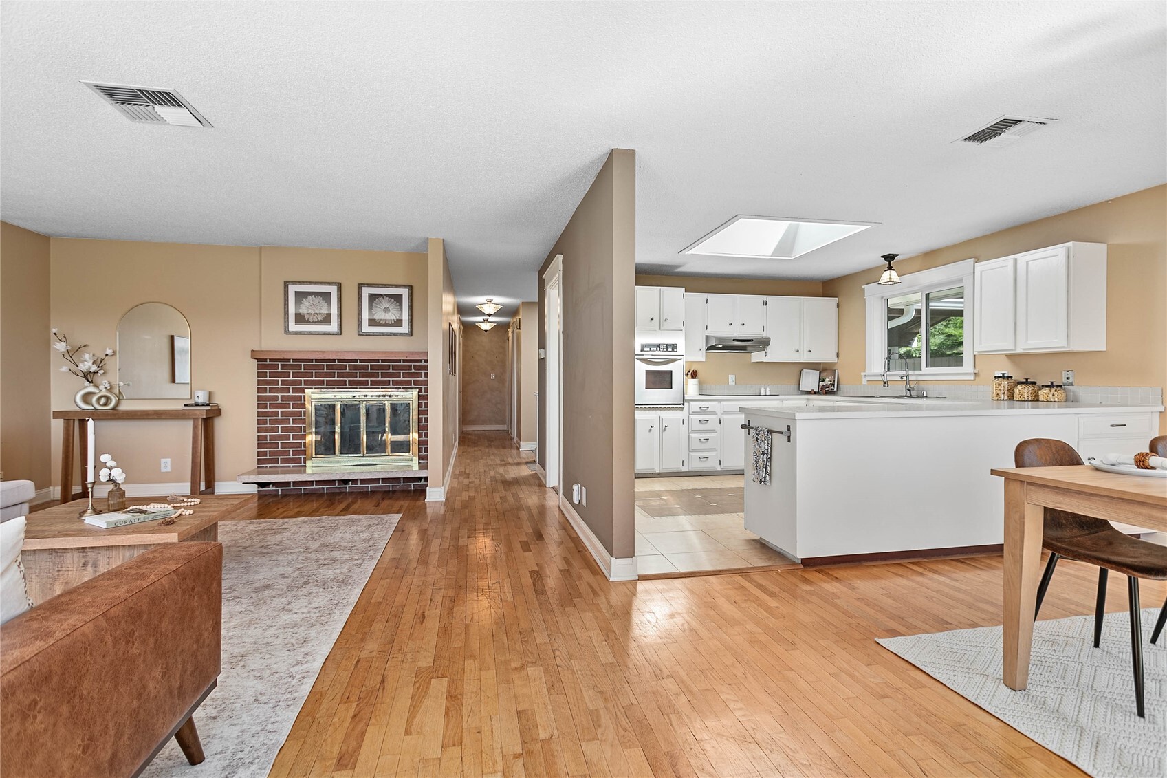 909 Queen Street Property Photo 10