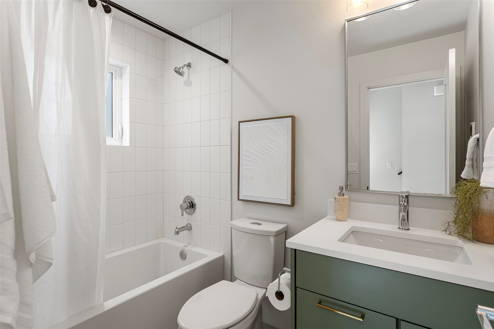 8037 Wallingford Avenue B Property Photo 5