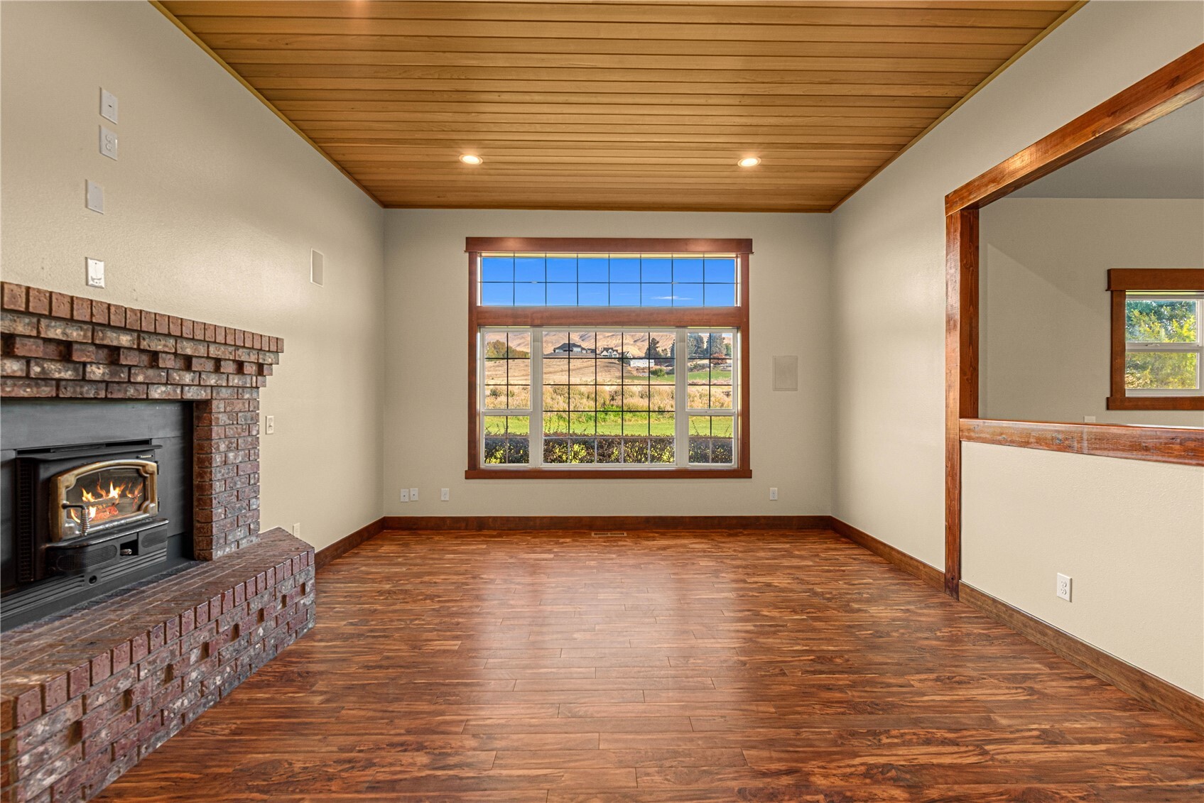 916 Easy Street Property Photo 8