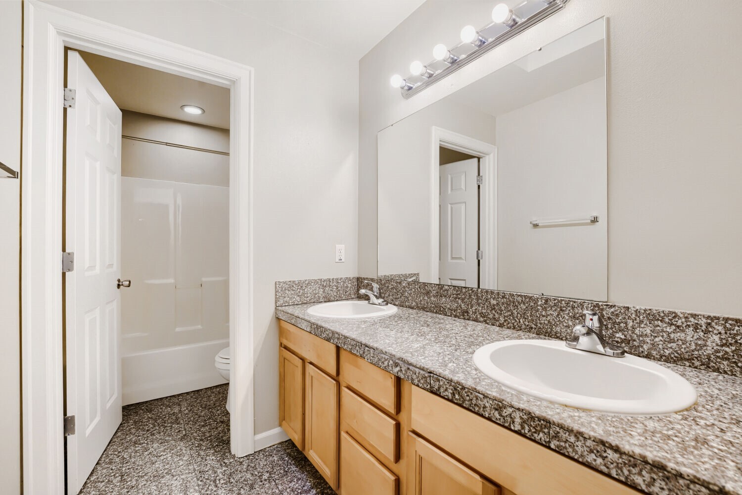 1033 S 128th Street Property Photo 16