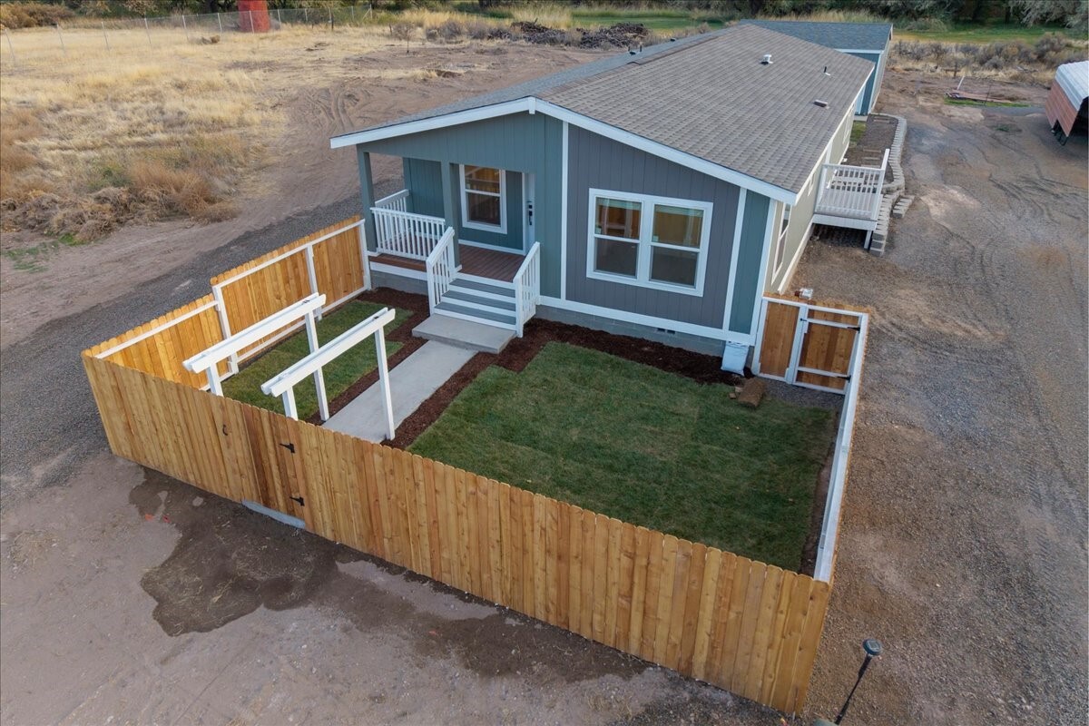 413 E Chelan Street Property Photo 22