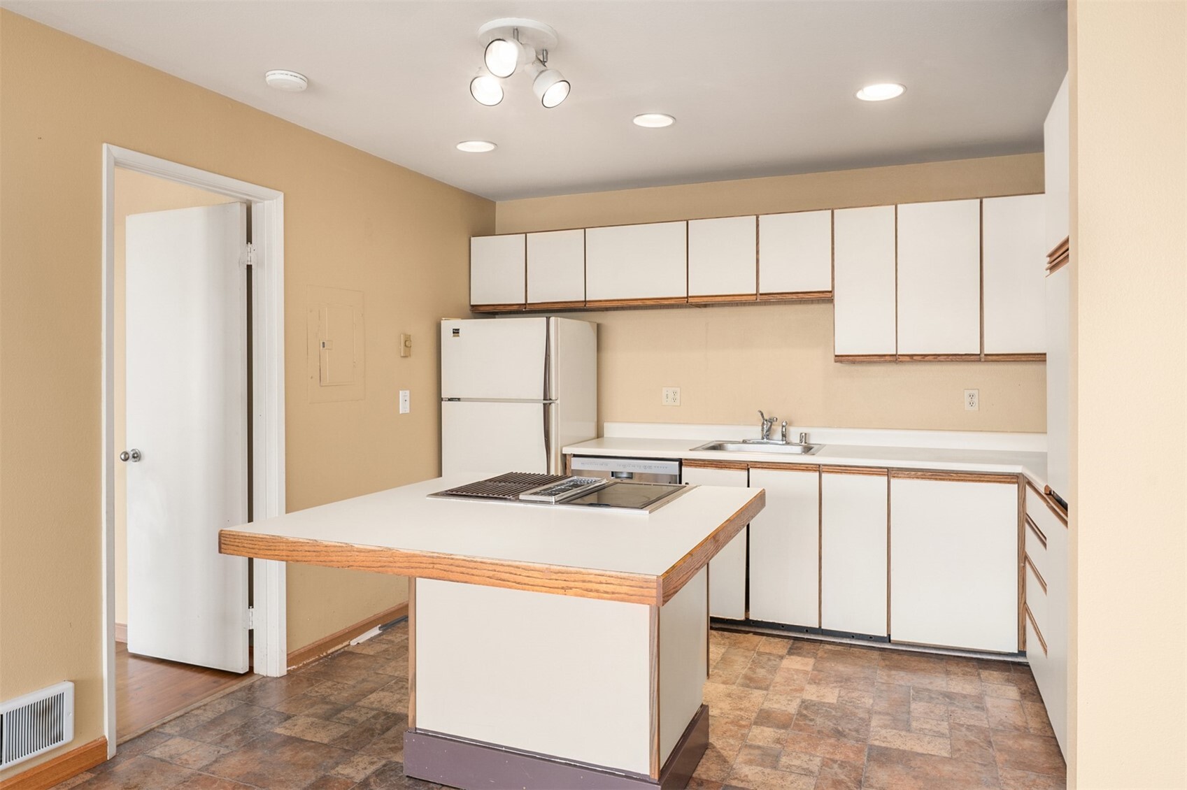 211 Summit Avenue 403 Property Photo 6